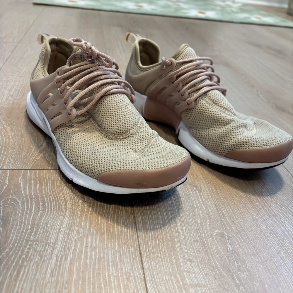 Nike Women’s Beige Sneakers